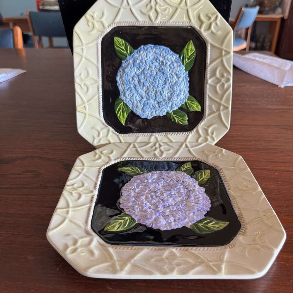 MWW New Decorative plates with blue and purple hydrangea design